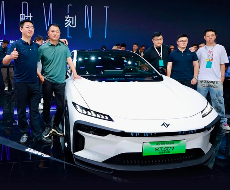 东风奕派推出一款eπ007定制概念版车型，该车设置了专属主题，
